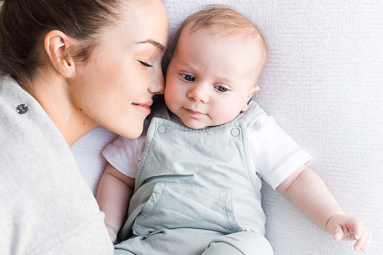 Mutter und Baby Mutter kuschelt mit ihrem Baby