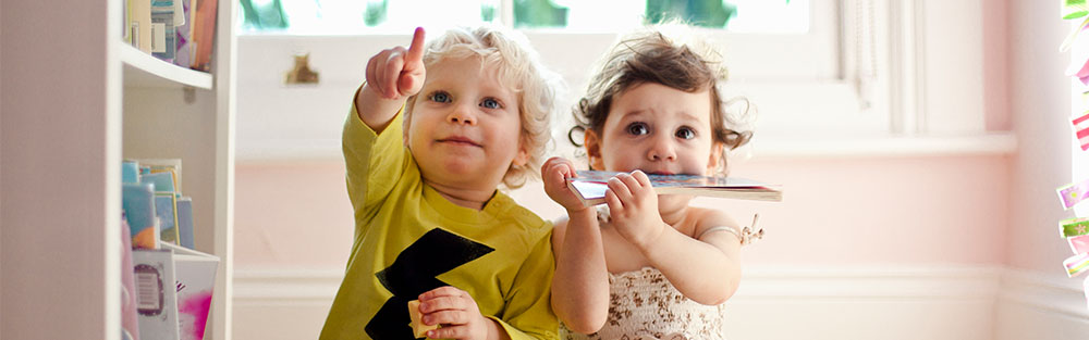 Kleinkinder spielen im Spielzimmer Kleinkinder spielen im Spielzimmer