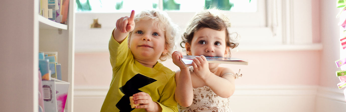 Kleinkinder spielen im Spielzimmer Kleinkinder spielen im Spielzimmer